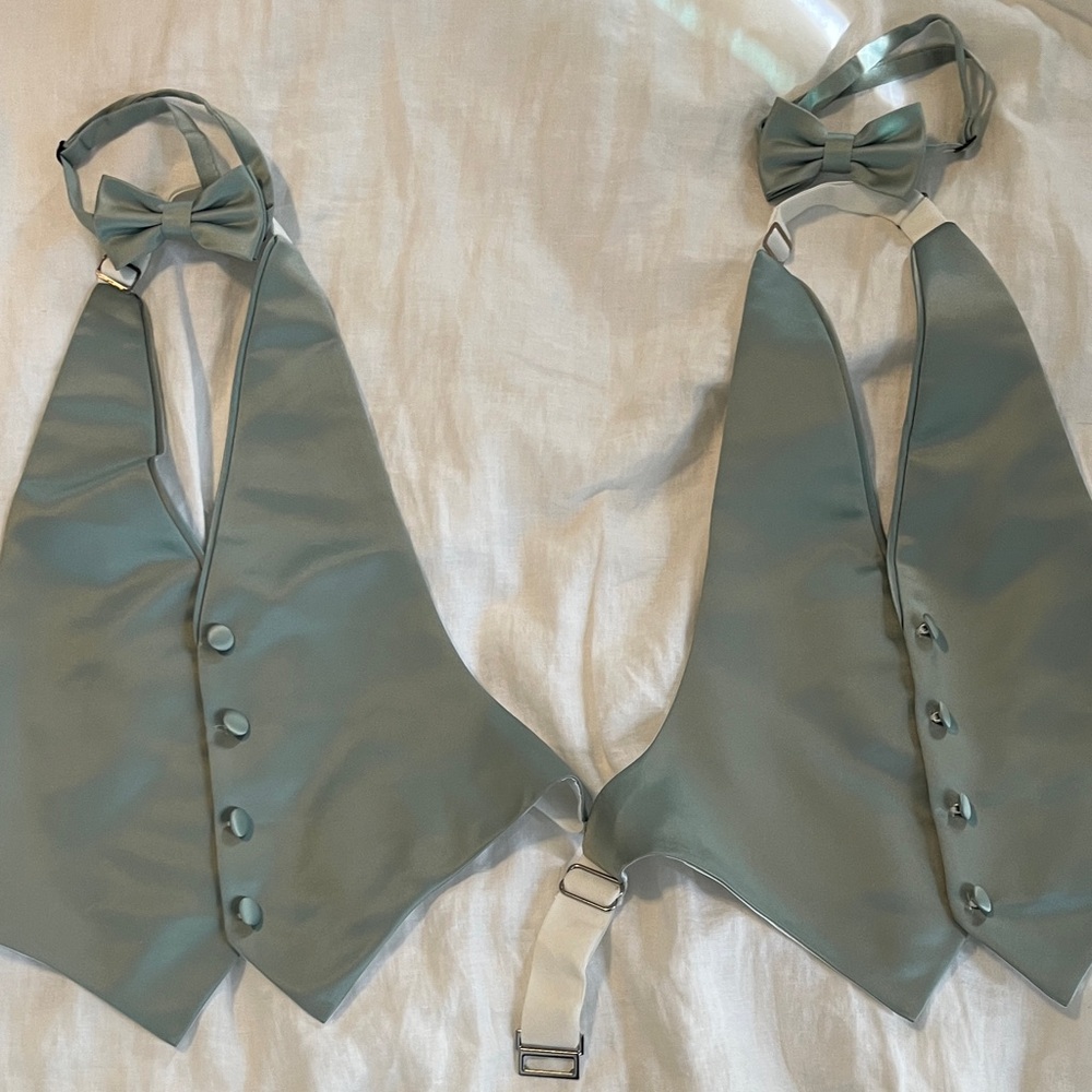Elegant Green Bow Tie and Vest Set (2)